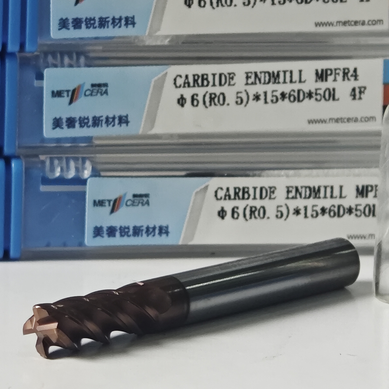 固体カービッドユニバーサル切断端ミール 4 フルート 丸鼻ミール 6mm Φ6 R0.5 X15x6Dx50mm 前硬化鋼材用